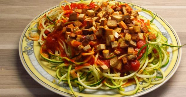 espaguetis de calabacín con aguacate tomate y tofu
