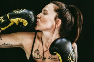 Mujer besando saco de boxeo