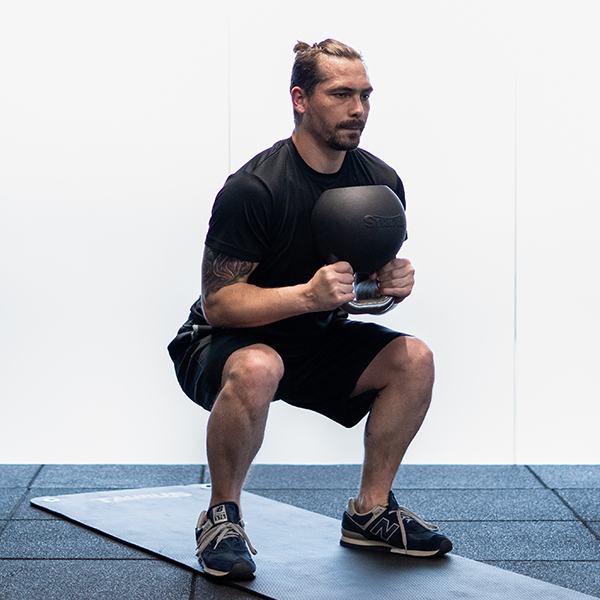 Ejercicio de sentadillas con kettlebell